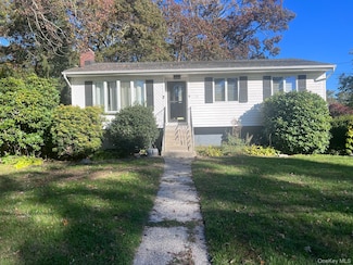 15 Wenmore Ln, Port Jefferson Station, NY 11776