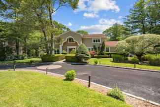 10 Faulkner Ln, Dix Hills, NY 11746
