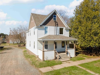 812 W Cayuga St, Iron River, MI 49935