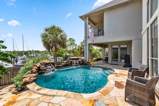 4 Mariners Ln, Kemah, TX 77565