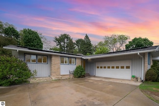 812 W Center St, Alma, MI 48801