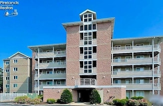 32 Marina Point Dr, Sandusky, OH 44870