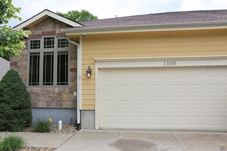 1106 SW Red Oaks Ct, Topeka, KS 66615