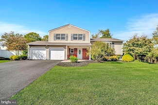 16 Barbara St, Kendall Park, NJ 08824