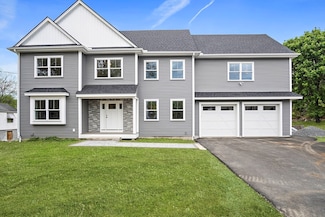 7 Locust St, Woburn, MA 01801