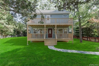 12 14th St, Wading River, NY 11792