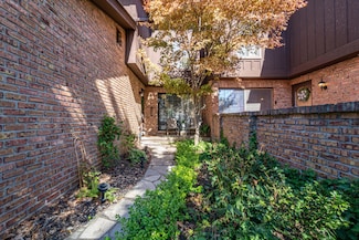 26200 Summerdale Dr, Southfield, MI 48033