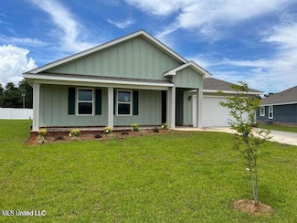 142 Mulberry Dr, Lucedale, MS 39452