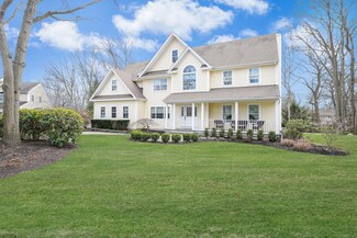 7 Pine St, ComMacK, NY 11725
