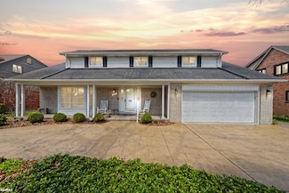 576 Woods Ln, Grosse Pointe Woods, MI 48236