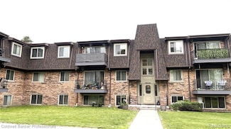 530 Riviera Dr, Saint Clair Shores, MI 48080