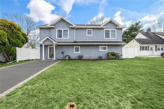 19 Sprucewood Dr, Levittown, NY 11756