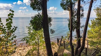 5215 Edgewater Beach Rd, Green Bay, WI 54311
