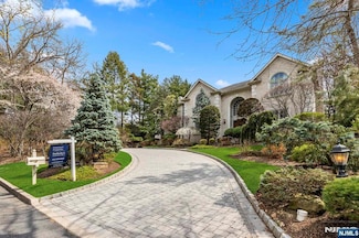 30 Peter Lynas Ct, Tenafly, NJ 07670