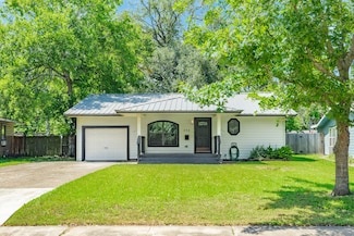 105 Wisteria St, Lake Jackson, TX 77566