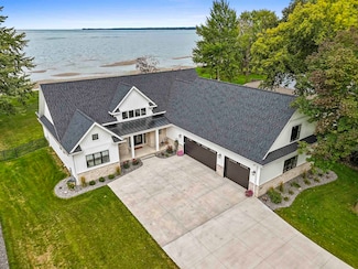 1751 E Shore Cir, Green Bay, WI 54302