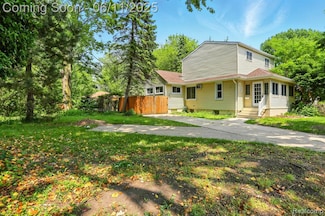 22521 Hoffman St, Saint Clair Shores, MI 48082