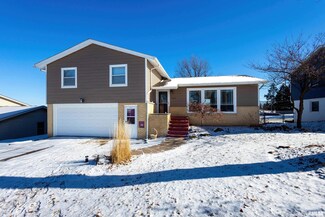 2825 Pacific St, Davenport, IA 52804