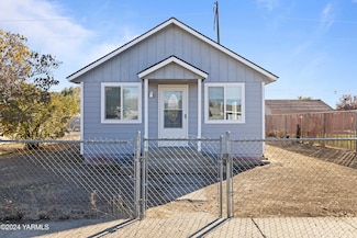 103 E Elizabeth St, Wapato, WA 98951
