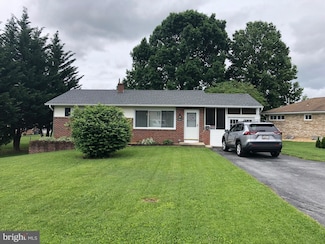 17611 Crest Dr, Hagerstown, MD 21740