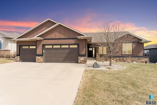 8208 Spice Hill Cir, Sioux Falls, SD 57108