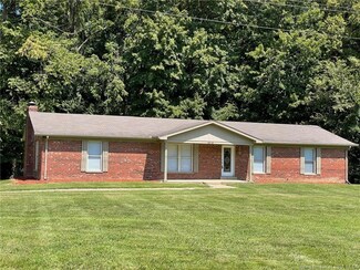 1916 Beechlawn Dr, Clarksville, IN 47129