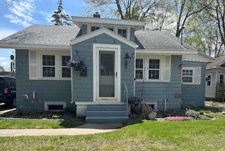 902 Beechwood St NE, Grand Rapids, MI 49505