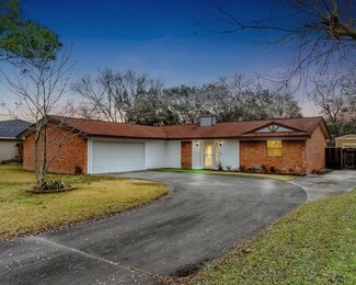 7 Holly Ln, Bay City, TX 77414