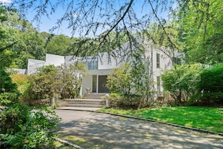 2 W View Dr, Oyster Bay, NY 11771