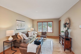 567 Lakewood Dr S, Saint Paul, MN 55119