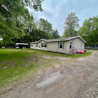 4109 N Maplecrest Dr, Sanford, MI 48657
