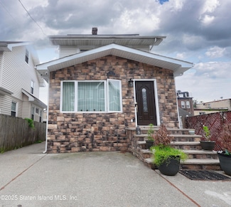 3 Taylor Ct, Staten Island, NY 10310