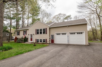 72 Annabessacook Dr, Winthrop, ME 04364