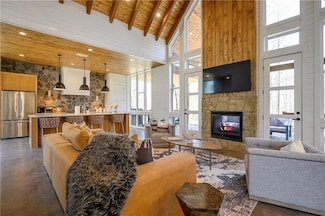 700 Woodland Bluff Trail, Broken Bow, OK 74728