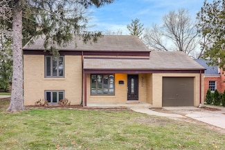 352 Windsor Ave, Glen Ellyn, IL 60137