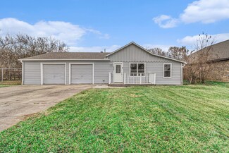 233 S Holmes St, La Porte, TX 77571