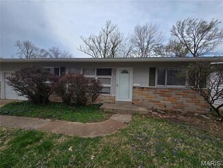 135 Duquette Ln, Florissant, MO 63033