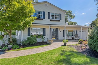 81 Brunswick Rd, Ronkonkoma, NY 11779