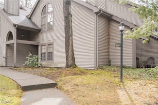 1253 Red Tail Hawk Ct, Youngstown, OH 44512