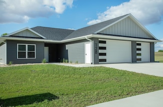 128 Red Fox Trail, Waverly, IA 50677