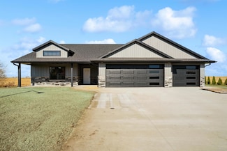 202 Thompson Ct, Delhi, IA 52223
