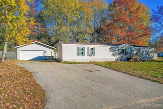 1 Pinewood Dr, Gladstone, MI 49837