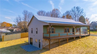 106 Blairfield Ct, North Wilkesboro, NC 28659