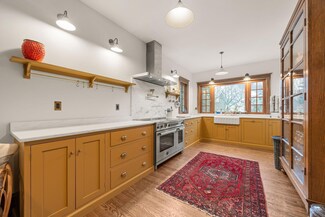 304 E Union St, Manchester, IA 52057