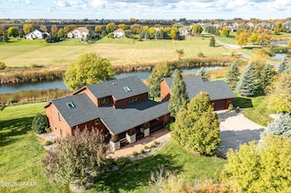818 Shadyridge Ct, Grand Forks, ND 58201