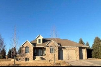 2111 W 4th St, Vinton, IA 52349