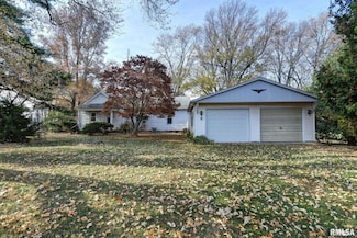 203 Lincoln Ave, Owaneco, IL 62555