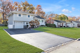 42 Shirley Ct, ComMacK, NY 11725