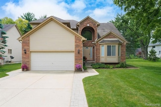 230 E Elizabeth St, Lake Orion, MI 48362