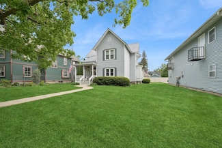 1128 Wisconsin St, Lake Geneva, WI 53147